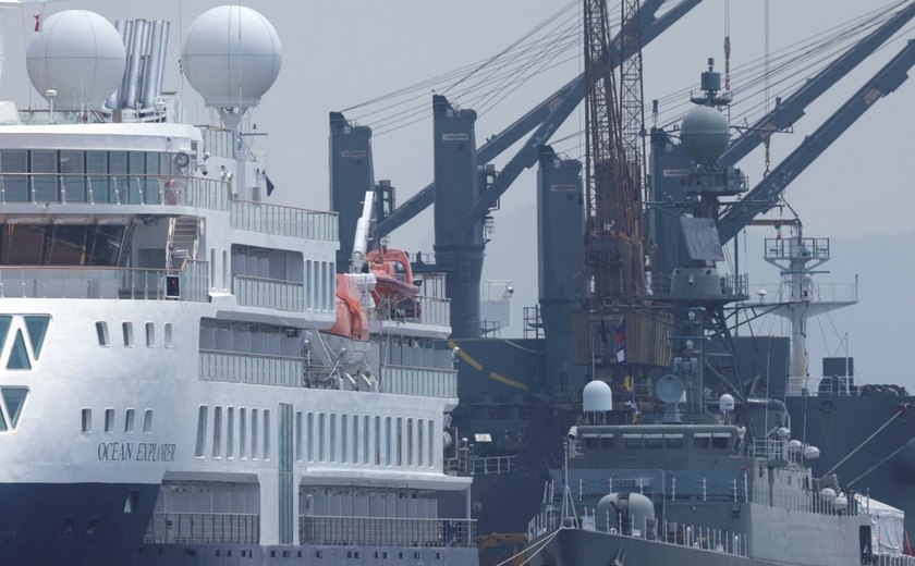 Navio de guerra de 95 metros perde o equilíbrio, tomba no porto e fica parcialmente submerso no Irã