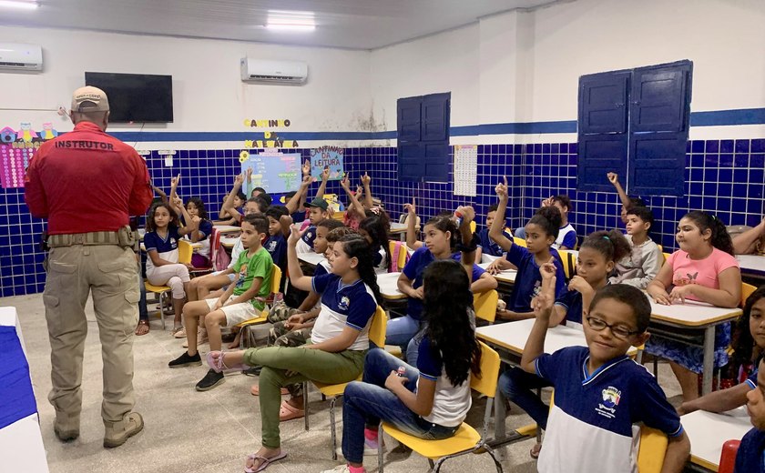 Guarda Municipal promove palestra anti-drogas para alunos de escola em Santa Luzia do Norte