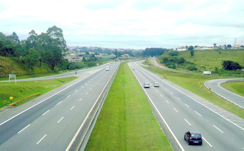 Rodovia Ayrton Senna, em Guarulhos, tem congestionamento após acidente com caminhão