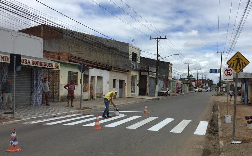 Prefeitura implanta sinalização em cruzamento da Muniz Falcão em Arapiraca
