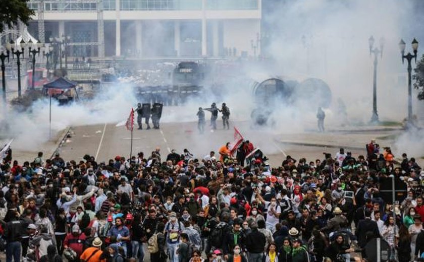 Protesto em Curitiba termina com 170 manifestantes e 20 policiais feridos
