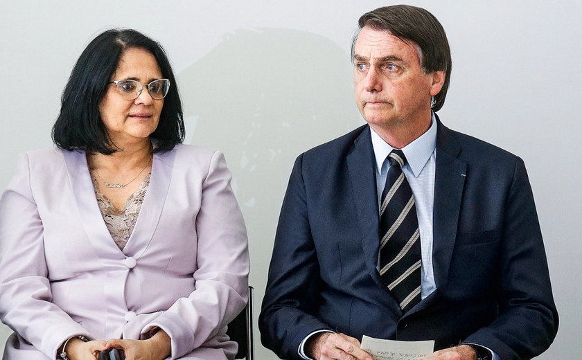 Bolsonaro e Damares celebram veto a indenização a Dilma