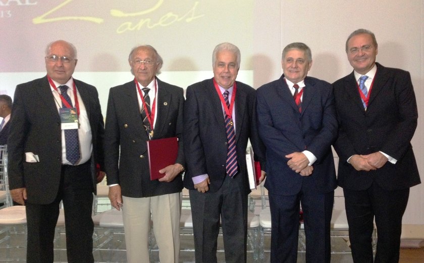 Renan recebe homenagem da OAB por sua participação na Constituição de 1988