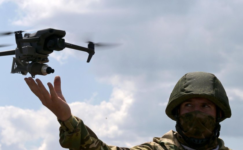 Militares russos demonstram inovações no controle de drones usadas no front ao ministro da Defesa