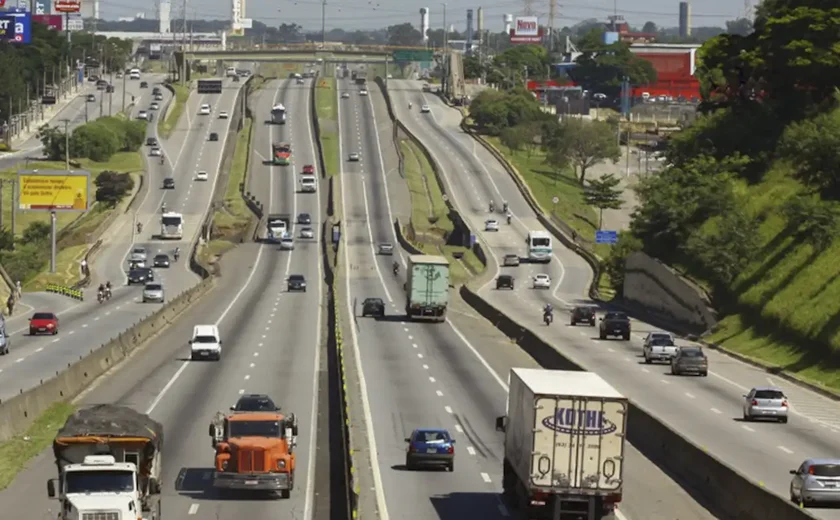 Caminhão-tanque tomba e interdita a Via Dutra no Rio