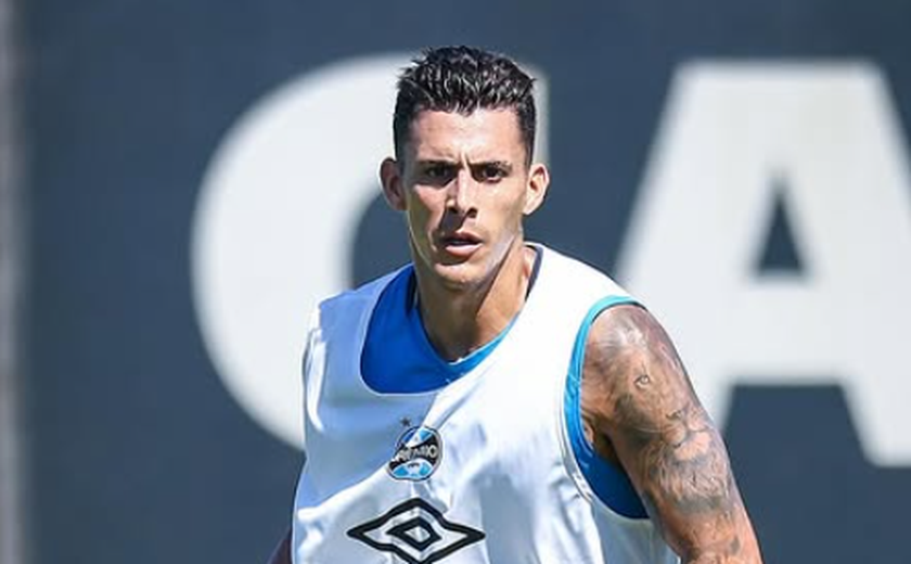Jogador do Grêmio tenta cuspir no árbitro, acerta PM e vai parar na delegacia