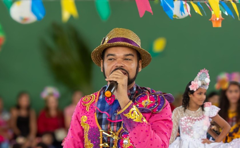 Auxiliar de sala de escola municipal encara desafio e se transforma em produtor de espetáculo junino