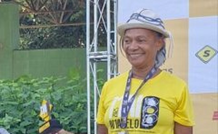 Carminha sobe ao pódio com a bandeira de Arapiraca na Corrida Maio Amarelo em São Paulo