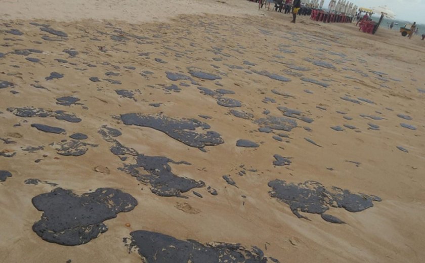 IMA alerta para cuidados com manchas de óleo nas praias: é importante evitar contato