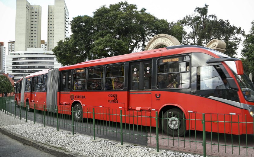 Ônibus biarticulado parte ao meio após colidir com trem e deixa 11 feridos em Curitiba