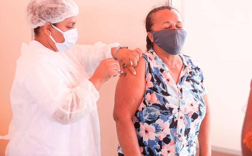 Vacinação chega às pessoas acima de 53 anos em Rio Largo