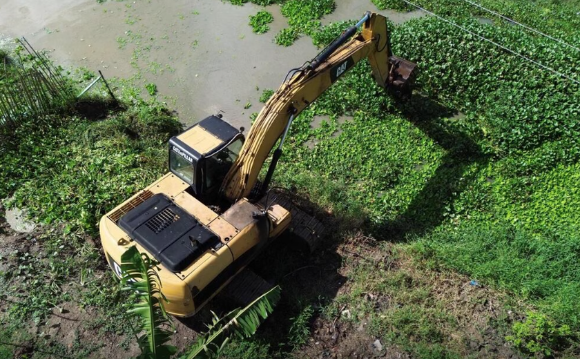 Prefeitura de Penedo limpa canais da Lagoa do Oiteiro e realiza outras ações preventivas