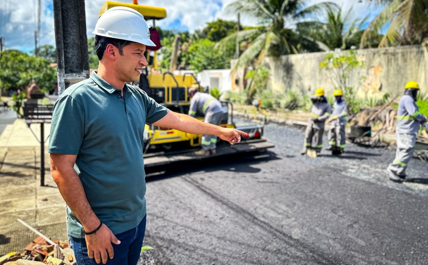 Vice-prefeito e titular da Seminfra vistoria obras de pavimentação no Tabuleiro e Santa Amélia