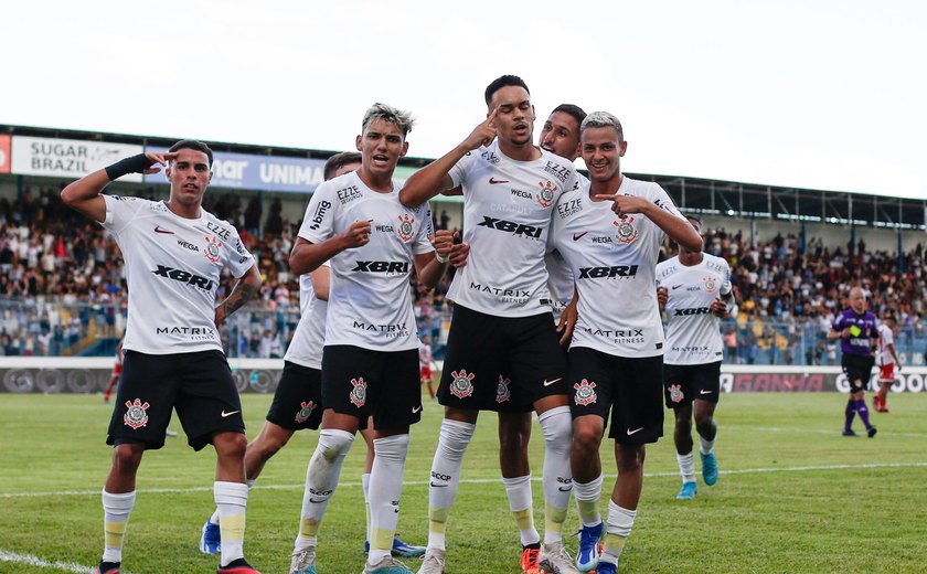 António Oliveira cobra 'paz e estabilidade' no Corinthians e pede reforços