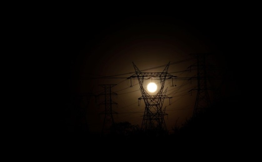 Linhão de energia anunciado por Bolsonaro fica no papel