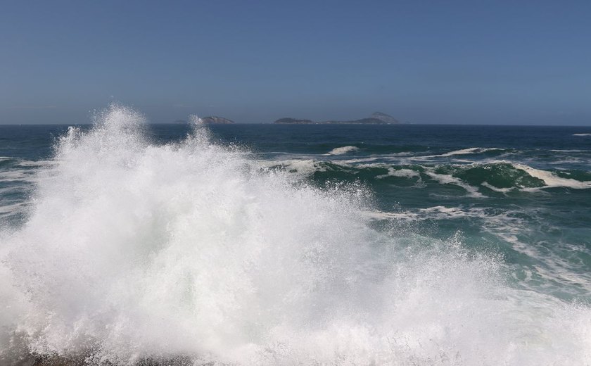 Marinha mantém alerta de ondas fortes no Rio até quinta-feira