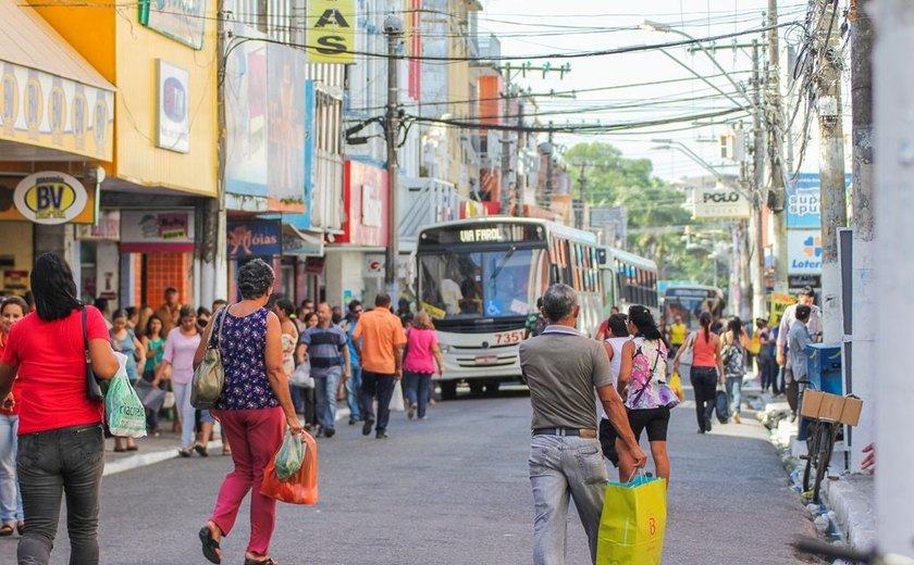Ambulantes que trabalham nas calçadas do centro de Maceió terão que mudar de localidade