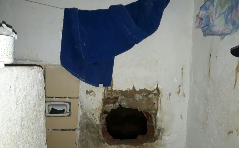 Polícia recaptura dois dos cinco presos que fugiram por buraco na parede da delegacia de Novo Lino, AL