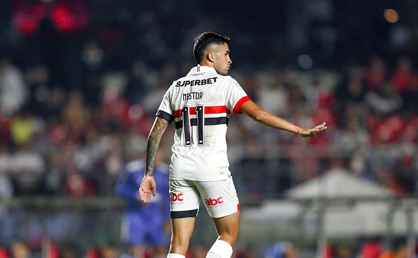 Expulsão freia reação do Cruzeiro e ajuda São Paulo a confirmar vitória para entrar no G-4