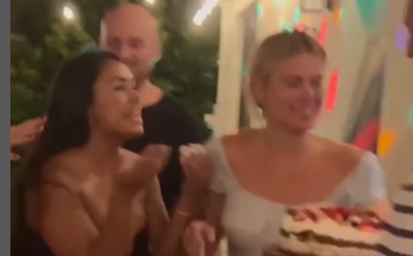 Carolina Dieckmann prova que seu bolo de aniversário pôde ser saboreado mesmo depois do tombo