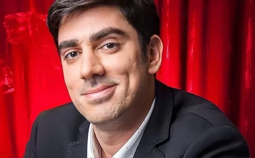 Marcelo Adnet improvisa samba-enredo sobre 'paralelepípedo' e viraliza