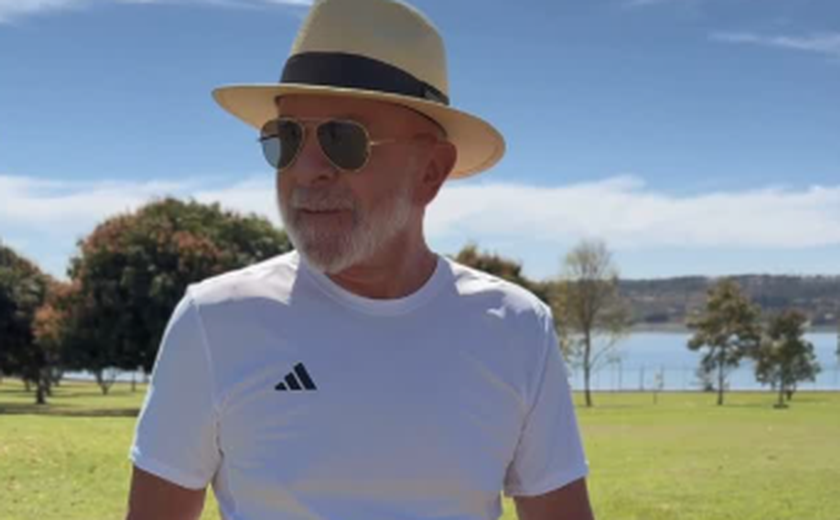 Lula planta baobá no Alvorada e diz que árvore é para que futuros presidentes 'tenham juízo'