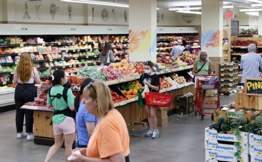 Sentimento do consumidor nos EUA cai a 66 em julho, mais que o esperado
