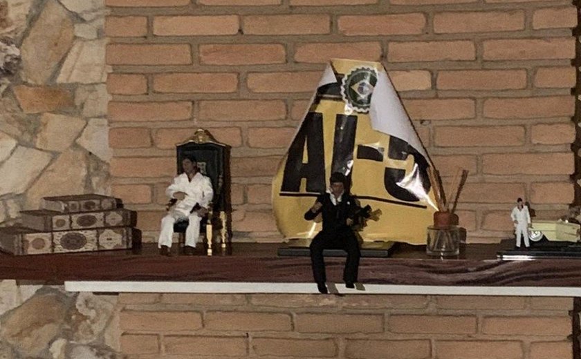 Na lareira da casa de Wassef, cartaz do AI-5 e bonecos de mafiosos