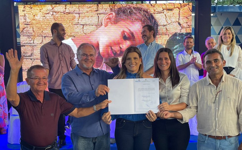 Prefeita Marcela Gomes reinaugura escola e lança programa habitacional em Novo Lino