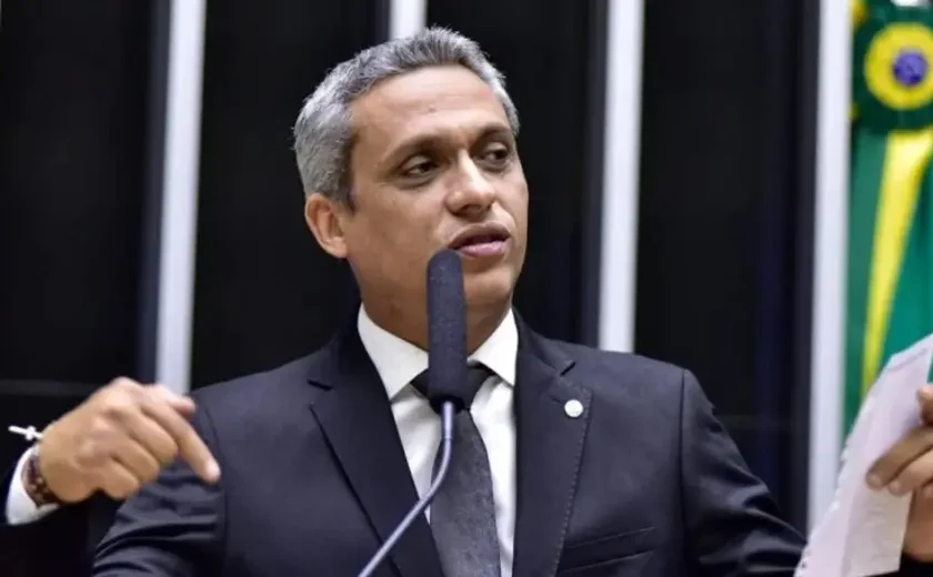 Ao STF, Gustavo Gayer nega intenção de constranger Gleisi com fala sobre 'trisal'