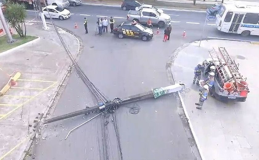 Av. Fernandes Lima é bloqueada após uma colisão entre poste e carro