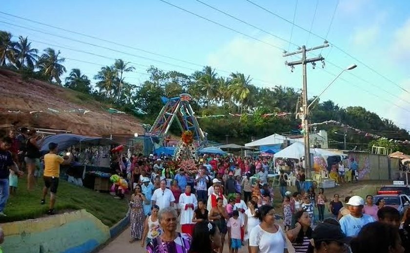 Multidão acompanha procissão de Santa Luzia na Barra de Santo Antônio