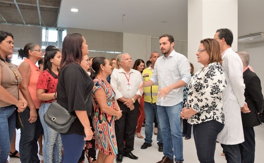 99% concluído: Hospital da Mulher recebe visita de moradoras do Jacintinho