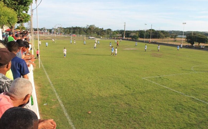 Copa de Futebol Master atrai público para orla de Penedo