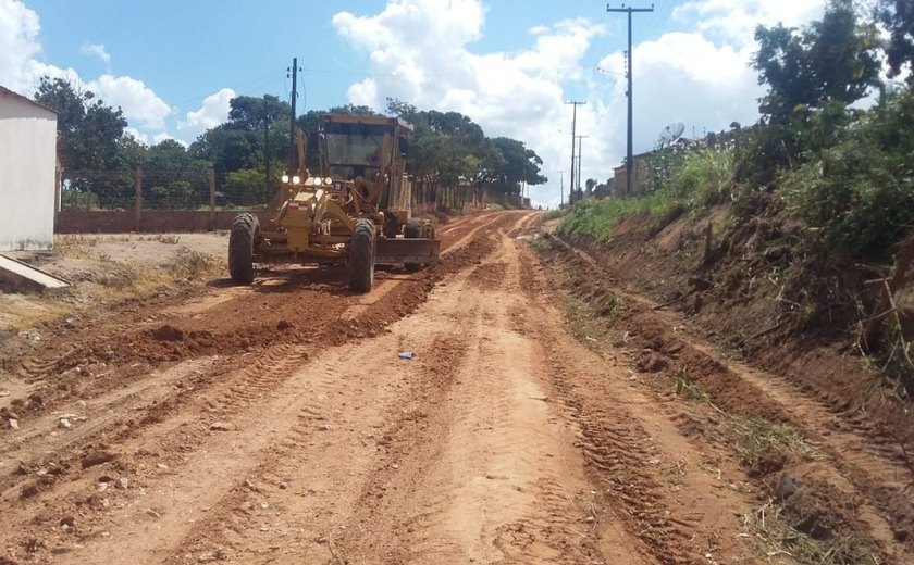 Tempo ensolarado facilita serviços de terraplanagem e pavimentação em Arapiraca