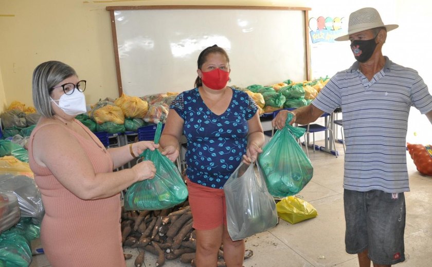 Em mais uma remessa, Educação de Anadia entrega cerca de 3 mil kits de gêneros alimentícios