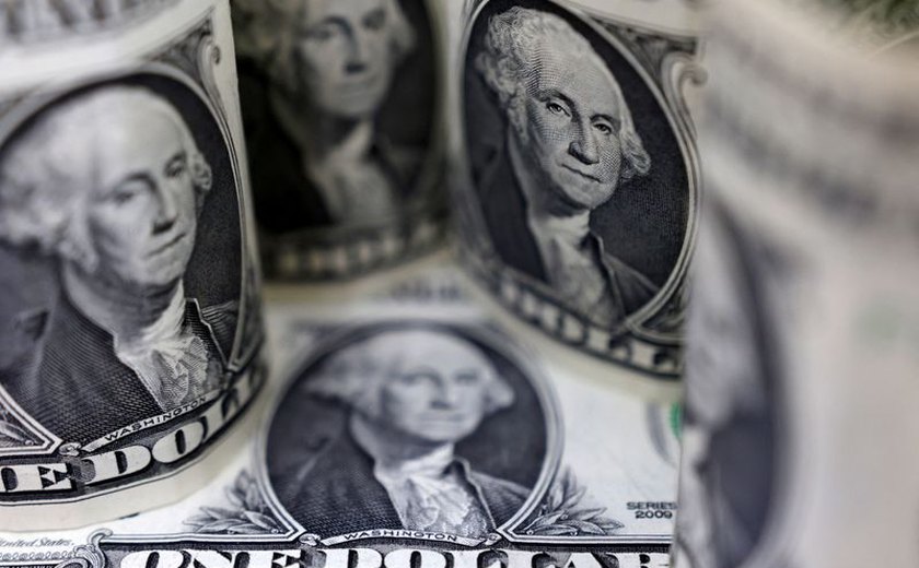 Dólar perde força em meio Ptax, PCE dos EUA e dados locais
