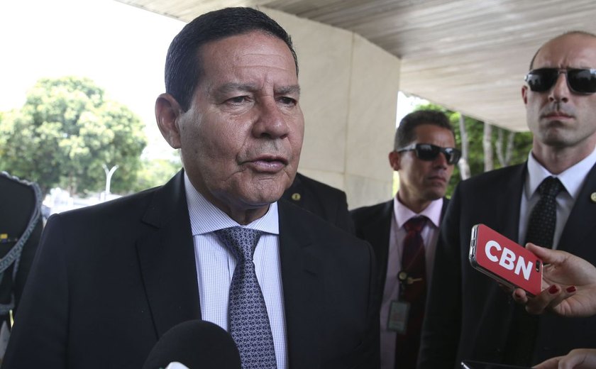 Mourão volta atrás e diz que Bolsonaro não sabia de vídeo em defesa do golpe