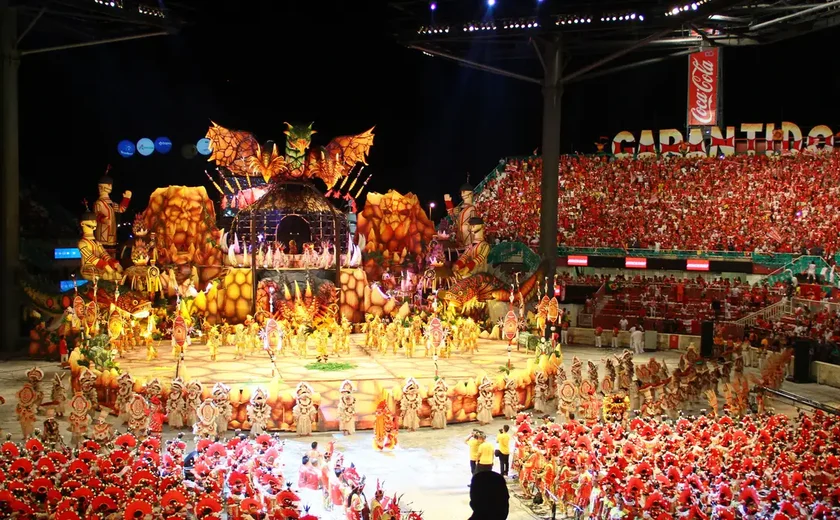 Festa dos visitantes esquenta público dos bois de Parintins