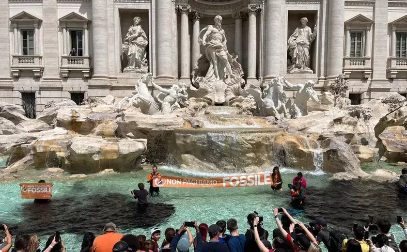 Ativistas são absolvidos por tingir água de Fontana di Trevi