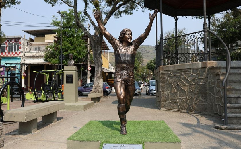 Zico ganha estátua em Quintino, bairro onde nasceu e foi criado
