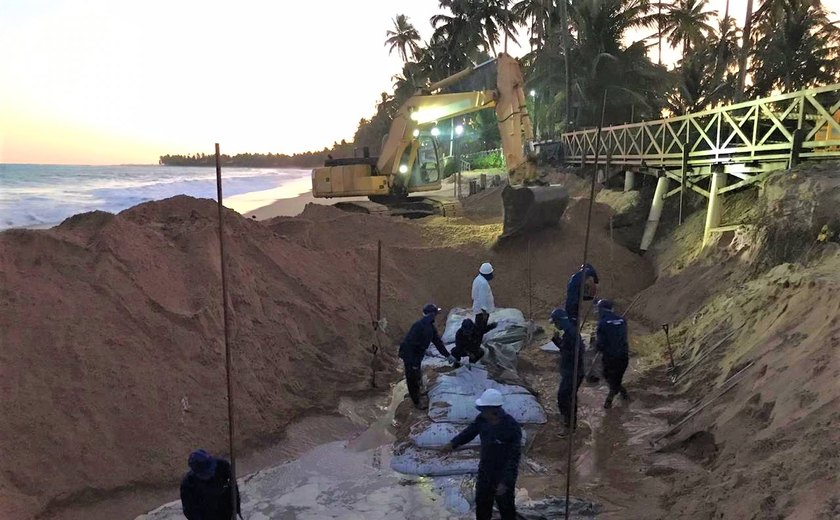 Obras tipo Sandbag são feitas para conter erosão costeira no litoral norte de Alagoas