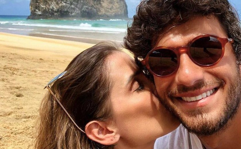 Marido de Deborah Secco faz post após notícia da separação: 'Nunca subestime o poder de sua irrelevância',