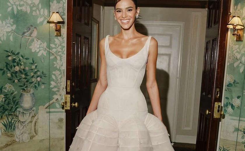 Bruna Marquezine mostra detalhes do look que usou no Met Gala; veja
