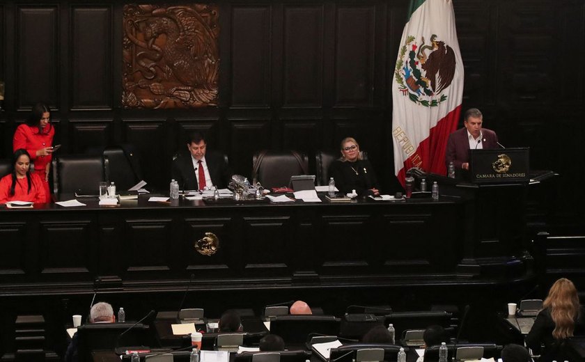 México avança com reforma que reestatiza petróleo e energia elétrica