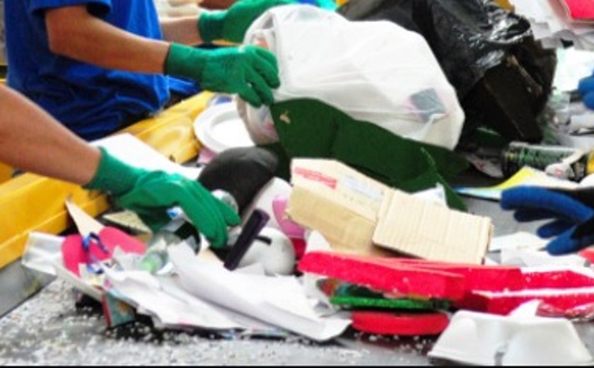 Deputada intermedeia continuidade de projeto que beneficiará mais de 1.100 catadores de recicláveis em AL