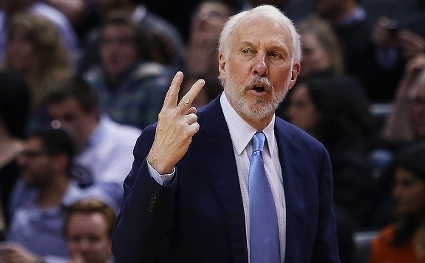 NBA: Técnico do Spurs assume controle do sistema de som durante jogo e pede que torcida pare de vaiar jogador adversário