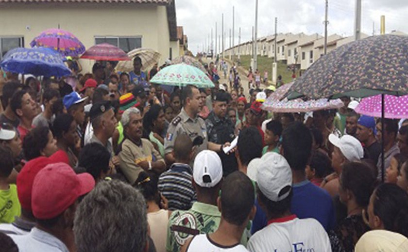 PM garante desocupação pacífica de conjunto habitacional invadido em Murici