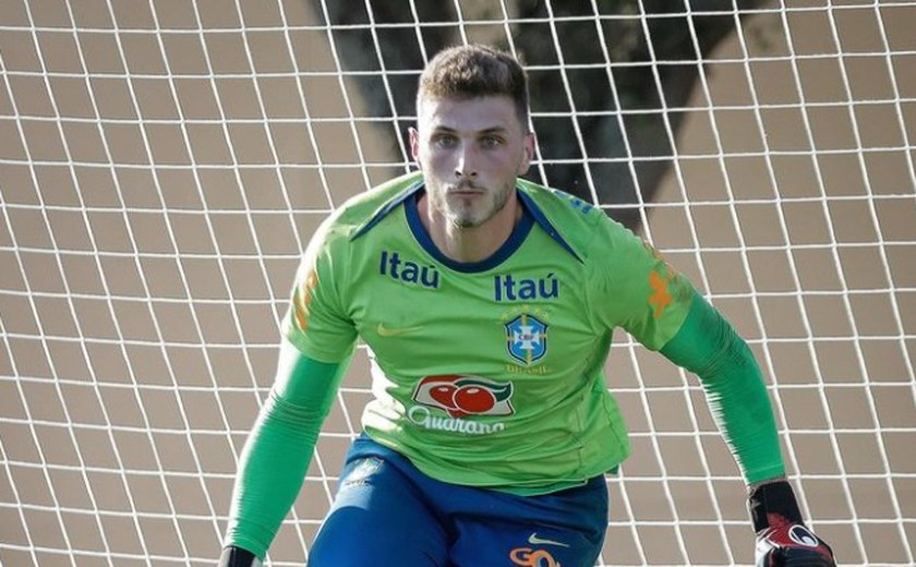 Bento espera seguir passos do ídolo e 'espelho' Alisson na seleção e sonha em jogar na Europa