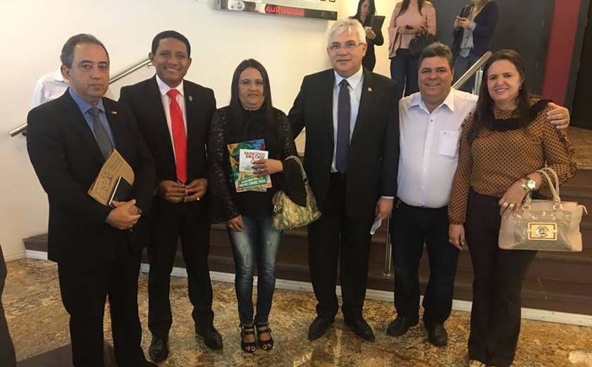 Júlio Cezar representa Alagoas em reunião de prefeitos do Nordeste na Paraíba